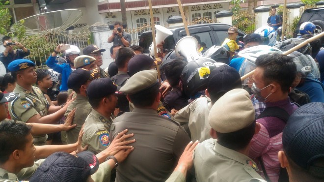 Aksi demo massa PMII di Sungai Penuh